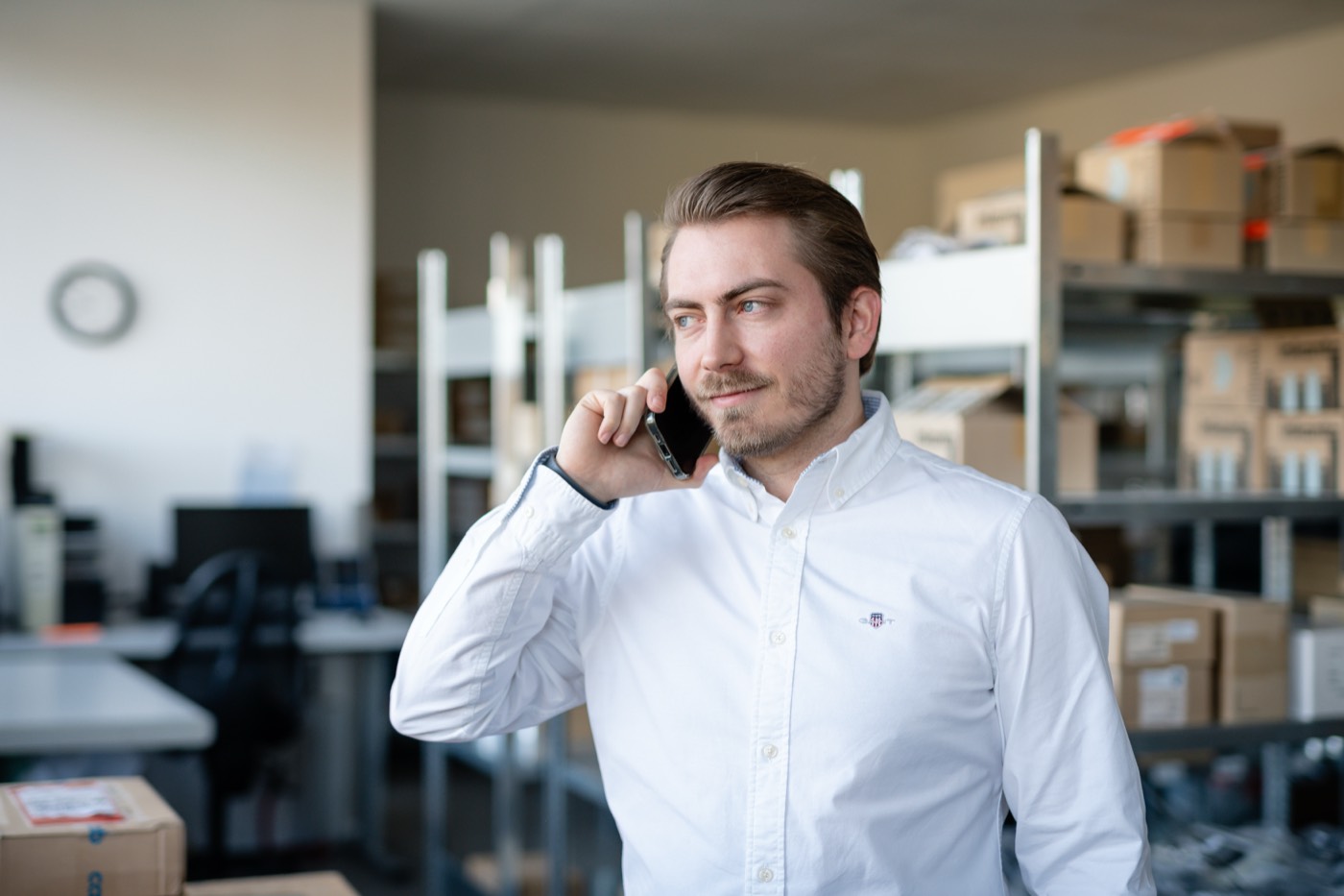 Mitarbeiter der Bauer Produktkennzeichnung beim Telefonat im Lager in Leonberg
